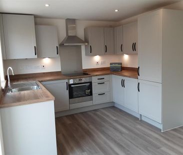 3 bedroom semi-detached house to rent - Photo 6