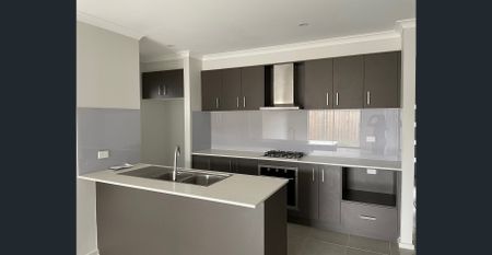 Family Home in Alamanda - Photo 5