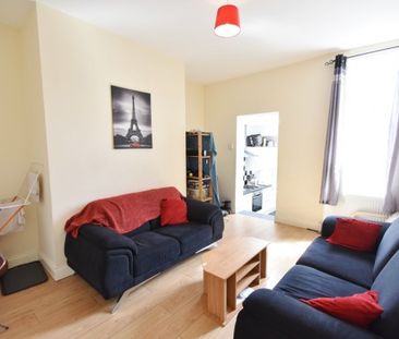 3 Bed - Biddlestone Road, Heaton - Photo 3