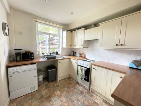 Bright and airy two bedroom semi-detached cottage in a super position located in the popular village of Sparsholt with Primary School, shop and pub. Offers easy access to the mainline railway station in Winchester and the amenities of Weeke including Waitrose. - Photo 2