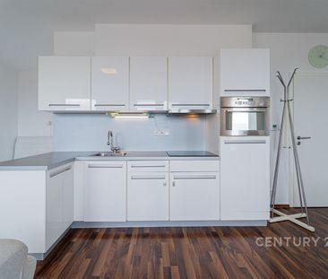 Pronájem bytu 1+kk a garsoniéry 43 m², Pelušková , Praha - Photo 2