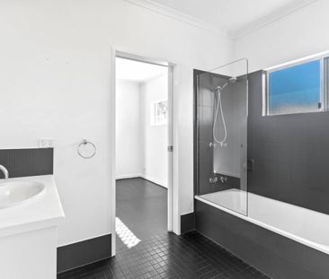 Fully Air condition - 13KW Solar - Pool - Near Mt Sheridan Plaza - Photo 3