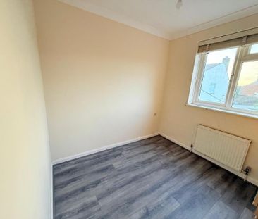3 bedroom end of terrace house to rent - Photo 2