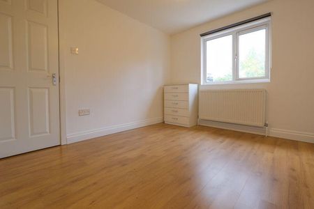 4 bedroom flat to rent - Photo 2
