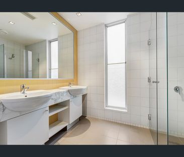 Luxury Living in Kew: State-of-the-Art Boutique Apartment - Photo 5