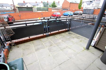 1 bedroom in a flat share to rent - Photo 3