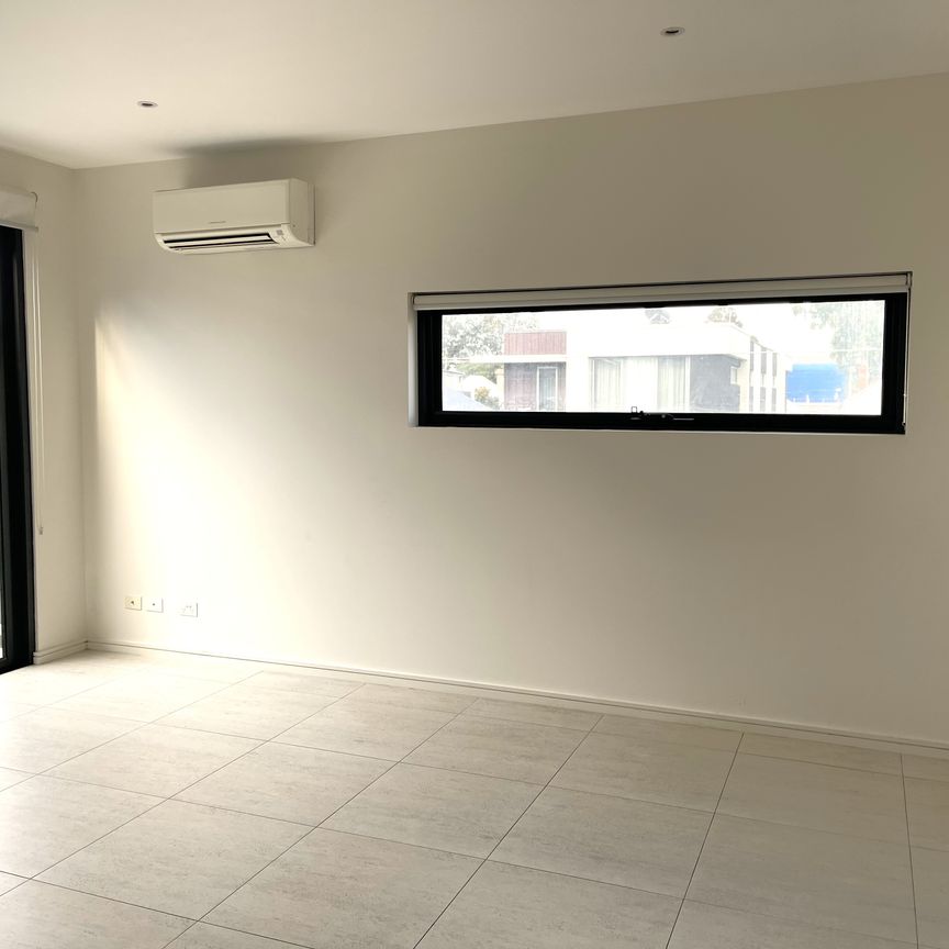 Two-bedroom townhouse with all your needs! - Photo 1