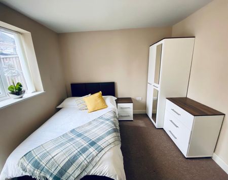 1 bedroom in a house share to rent - Photo 2