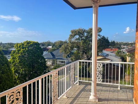 Top-Floor Spacious 2-Bedroom Unit in Prime East Corrimal Location! - Photo 2