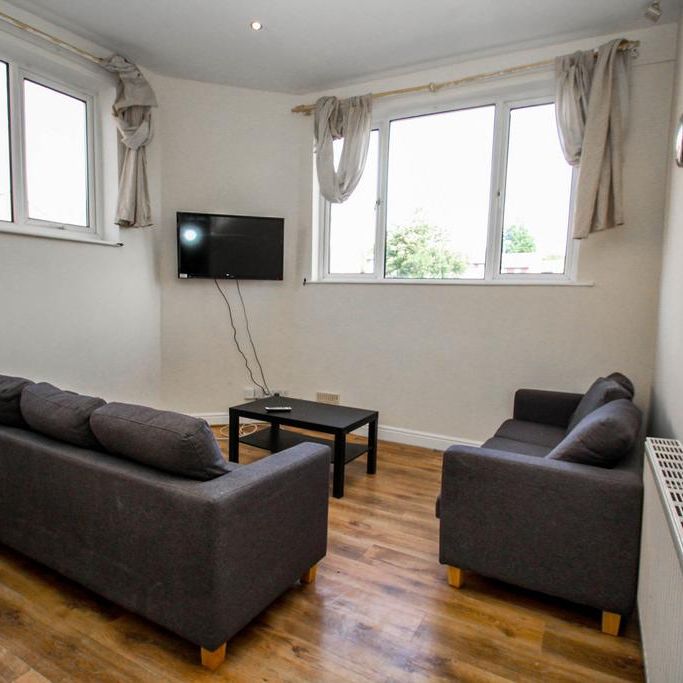 4 bedroom end of terrace house to rent - Photo 1