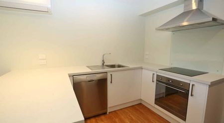 MODERN - CITY CENTRE - THREE BEDROOM TOWNHOUSE - Photo 4