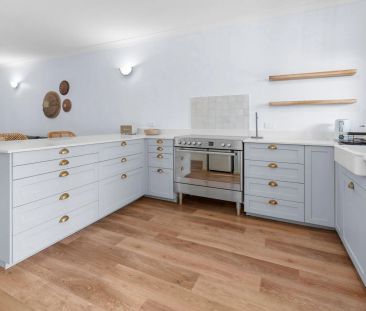 Charming 2-bedroom furnished townhouse, a leisurely stroll to the b... - Photo 1