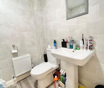 1 bedroom in a flat share to rent - Photo 3