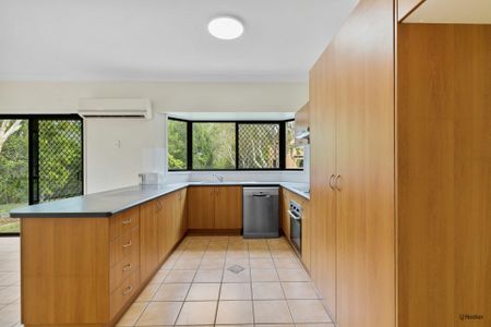 SPACIOUS THREE BEDROOM ONE LEVEL HOME - PEACEFUL LOCATION - Photo 2