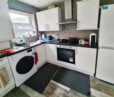 4 bedroom end of terrace house to rent - Photo 6