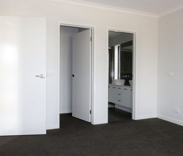 Stunning Family Home Located in Berwick Waters Estate! - Photo 2