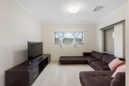 Charming Family Home in a Prime Location! - Photo 3