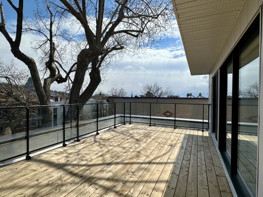 Élégance Moderne sur Édouard-Montpetit. Condo locatif de luxe avec 3 chambres, 2 salles de bains, 1 salle d'eau et terrasse privée sur le toit. - Photo 1