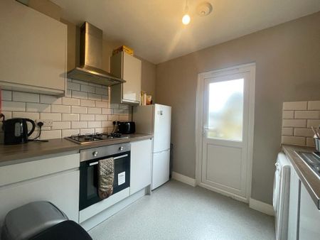 3 bedroom semi-detached house to rent - Photo 3