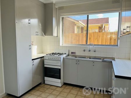 Two bedroom apartment in a great location - Photo 2