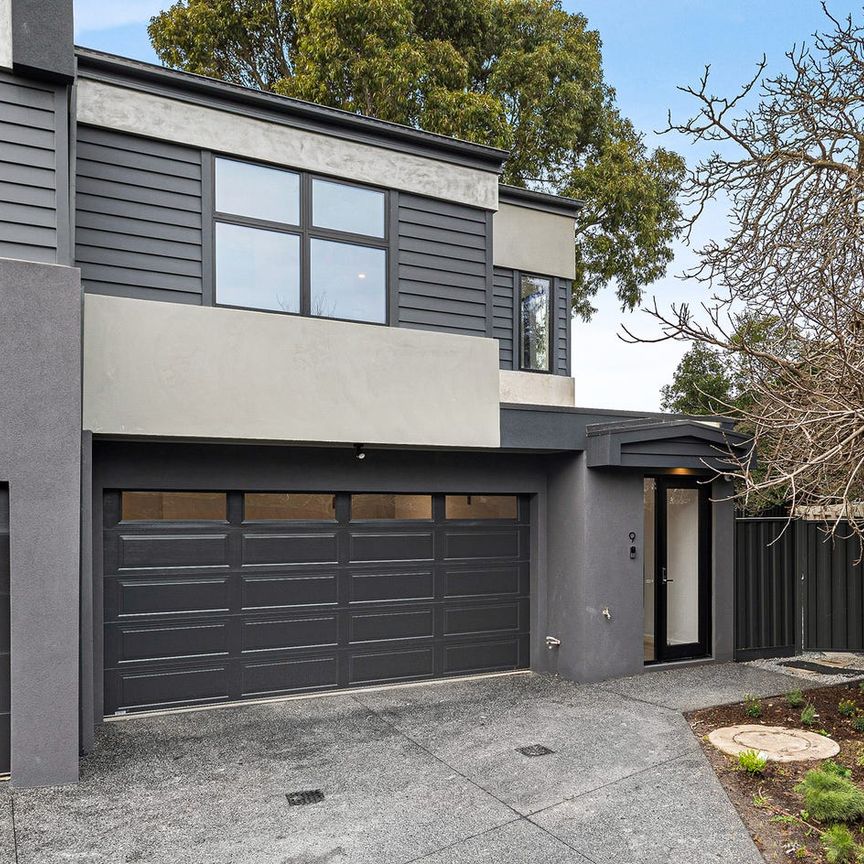 Contemporary Living with Expansive Outdoor Space - Photo 1