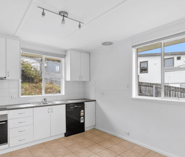 Light, Bright and Spacious Family Home - Photo 5