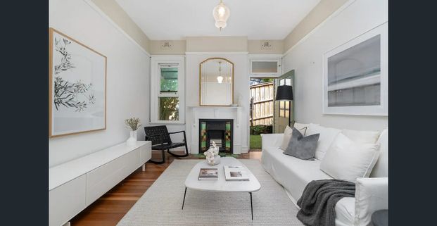 Charming 2 Bedroom Cottage in Balmain Village Location - Photo 1