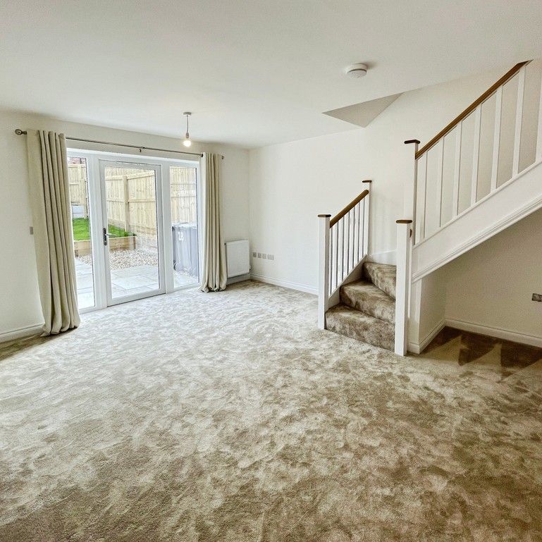 2 bedroom Semi-Detached House to let - Photo 1