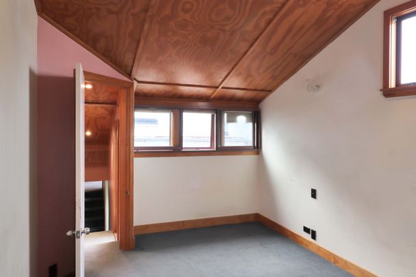 Vibrant 3-Bedroom Apartment in the Heart of Te Aro - Photo 1