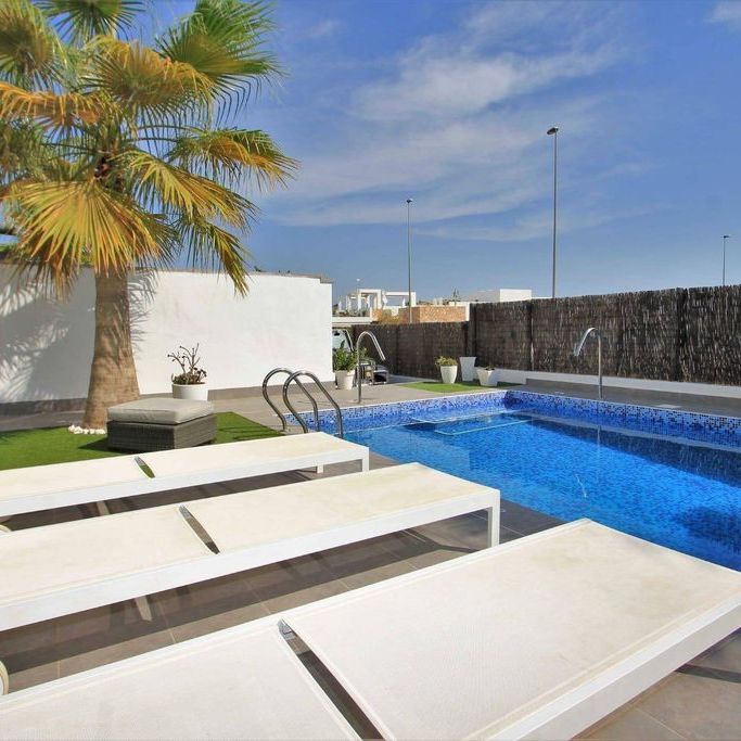 3 room luxury Villa for rent in Playas de Orihuela, Valencia - Photo 1