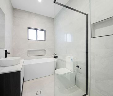 SPACIOUS & MODERN HOME - Photo 5