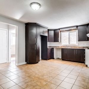 2 C-C, 1 Mars, Rénové à Neuf,1 090pi2 - Photo 2