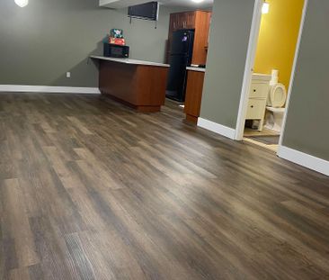 For Lease - 2031 Oxford Avenue, Oakville, Ontario - Photo 2