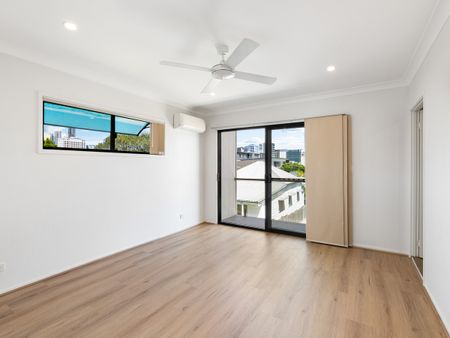 Oversized Executive Town home Nestled Into Harcourt Street! - Photo 2