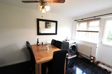 4 bedroom detached house to rent - Photo 2