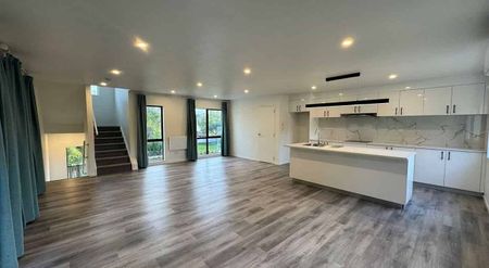 Spacious modern family home with private balcony - Photo 3