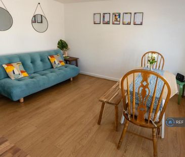 1 bedroom in a flat share to rent - Photo 6