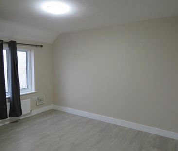 4 bedroom end of terrace house to rent - Photo 2