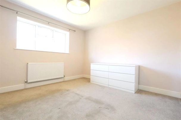 New Park Drive, Hemel Hempstead, HP2 4QJ, Hertfordshire - Photo 1