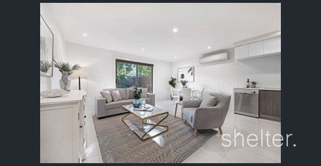 Central low maintenance living with a courtyard! - Photo 3