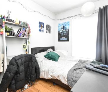 4 bedroom end of terrace house to rent - Photo 4