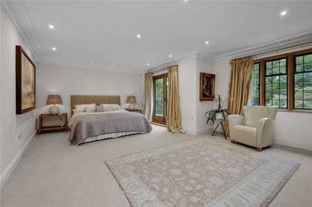 A 'Tarrant' home providing well proportioned and spacious accommodation and set in south facing grounds of about 2 acres on the main island of Wentworth Estate. - Photo 4