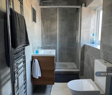 1 bedroom in a house share to rent - Photo 6