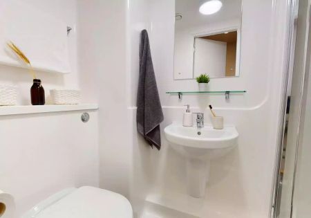 Silver En Suite - Photo 4