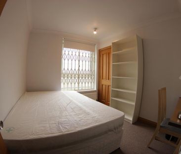 1 bedroom in a flat share to rent - Photo 2
