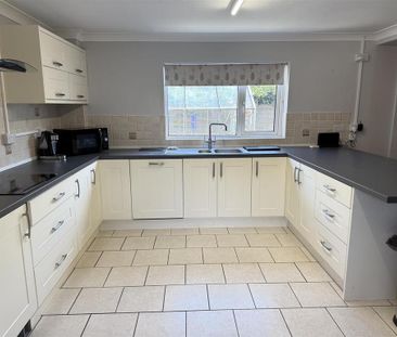 1 bedroom in a house share to rent - Photo 4