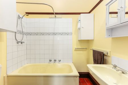 148 Atherton Road, Oakleigh VIC 3166 - House For Rent | Domain - Photo 3