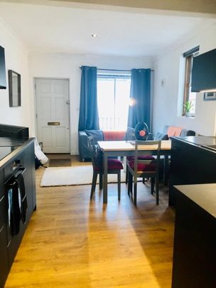 2 Bed Flat, Old Woolwich Road, SE10 - Photo 1