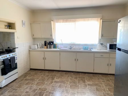 Fully furnished quaint cottage! - Photo 5