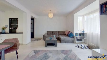 EXPLOREAZA 3D! Nobiliara proprietate, in vila, cu 50 mp grad - Fotografie 2